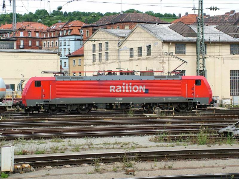 189 063-1 mit Gterzug in Wrzburg am 02.07.2005.