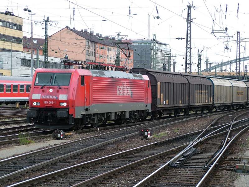 189 063-1 mit Gterzug in Wrzburg am 18.06.2005.