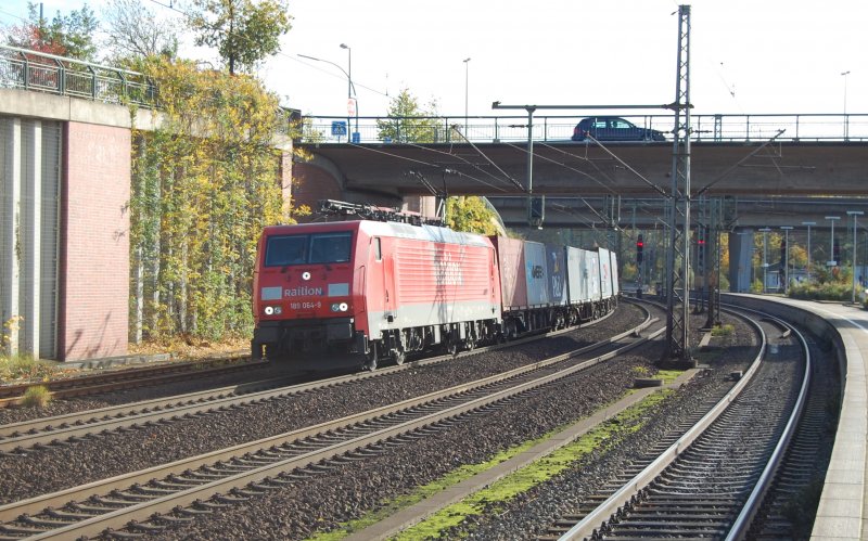 189 064-9 mit einem Containerzug am 17.10.2008 durch HH-Harburg