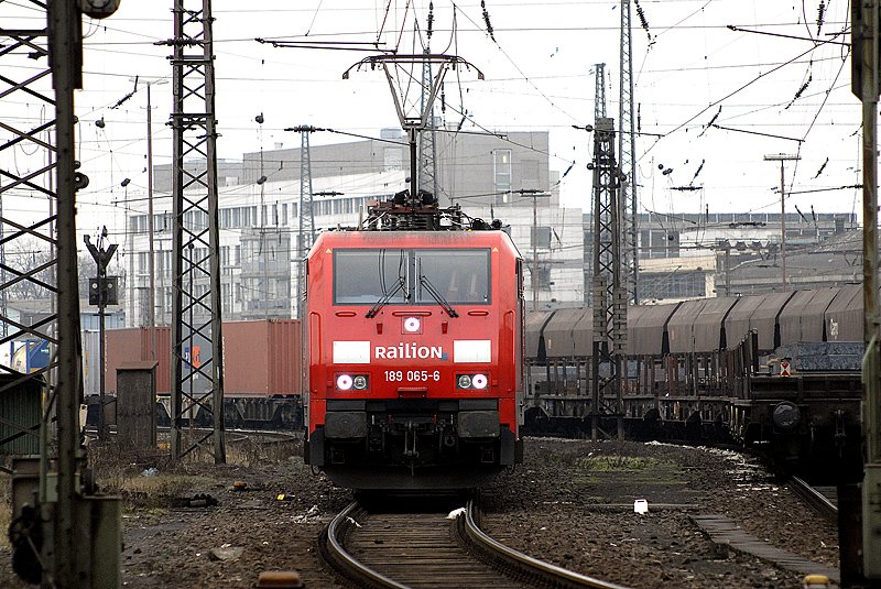 189 065 rollt mit einem Containerzug in Oberhausen West ein.04.02.2007