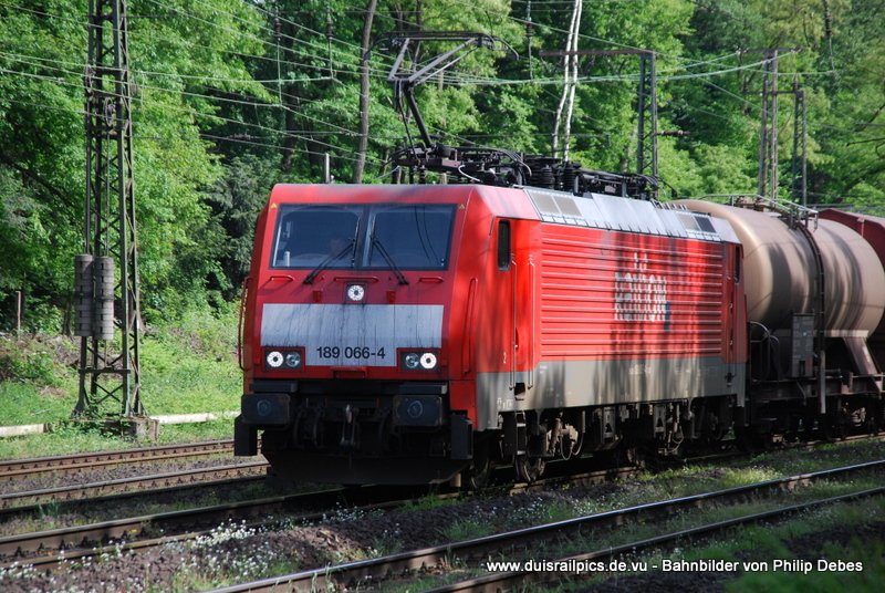 189 066-4 (Railion) fhrt am 9. Mai 2009 um 11:04 Uhr mit einem GZ durch Duisburg Neudorf