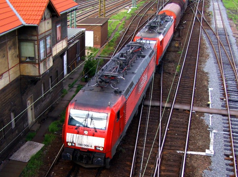 189 066-4 und eine weitere 189 fahren mit ihrem Gterzug in Halle ein.01.05.08