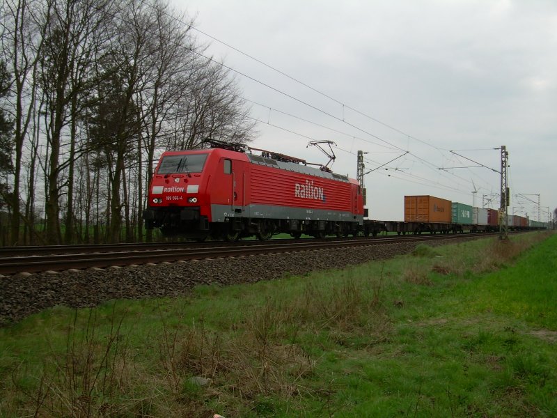 189 066 mit Containerzug unterwegs in Richtung Bremen auf der KBS 380 zwischen Drverden und Eystrup