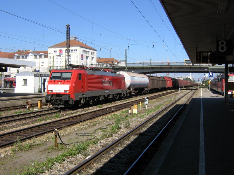 189 066 rollt mit einem Gterzug durch den Regensburger Hbf. Aufgenommen am 6.8.2007.