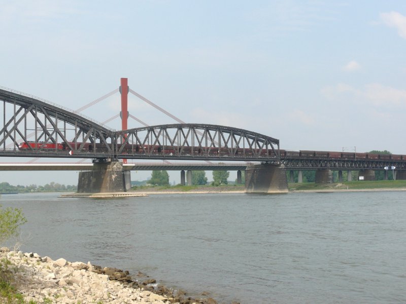 189 067-2 beim berqueren des Rheins bei Duisburg am 26.4.2009