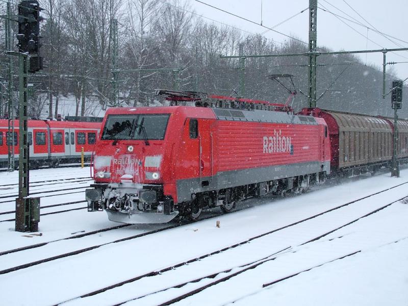 189 067-2 mit IRC 52683 von Kornwestheim nach Nrnberg, hier in Backnang am 21.02.2005.