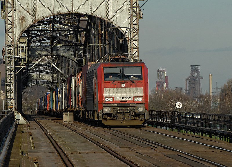 189 072 mit einem Continerzug auf der Rheinbrcke bei Duisburg-Baerl. 14.03.2007