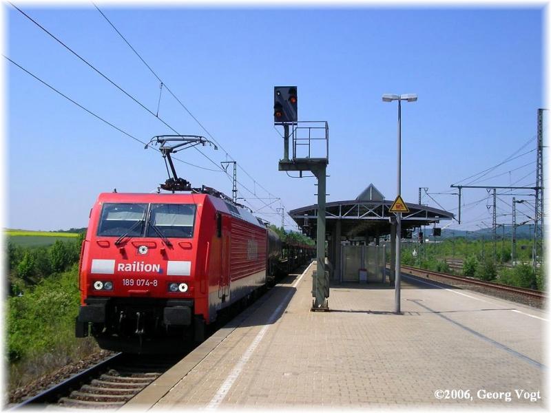 189 074 durchfhrt mit einem gemischten Gterzug den Bahnhof Vaihingen (Enz) in Richtung Kornwestheim. 17.6.06