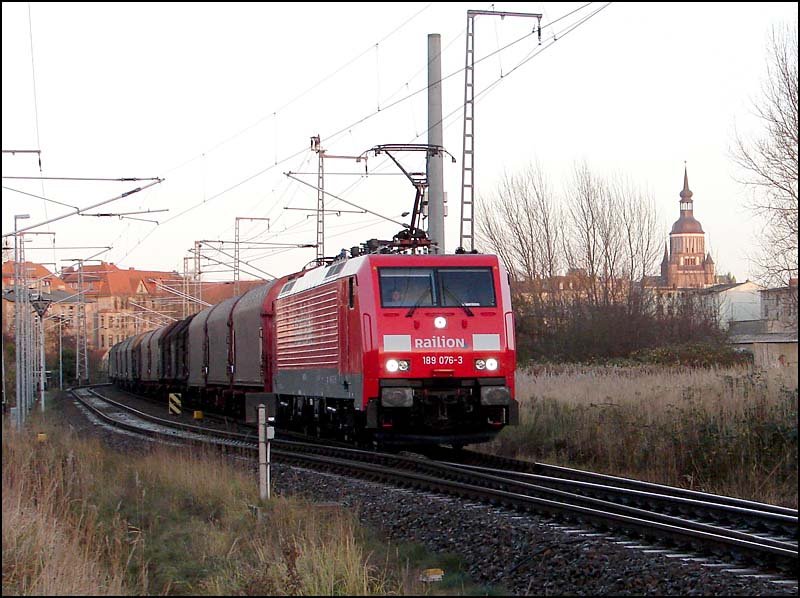 189 076-3 mit TEC45535 unterwegs zum Seehafen Rostock. (Stralsund am 10.12.06)