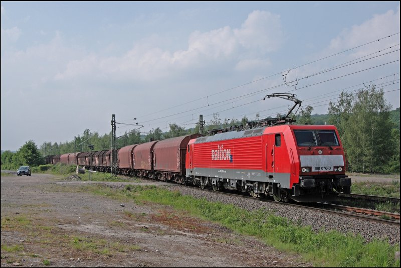 189 076 (9180 6 189 076-3 D-DB) bringt bei Oberwengern einen Gterzug zum Rangierbahnhof Hagen-Vorhalle. (16.05.2008)
