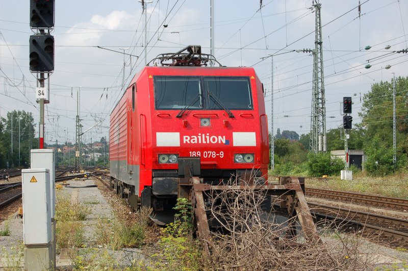 189 078-9 der Railion steht am 5.8.2006 auf einem Abstellgleis in Heilbronn Hbf. Die Lok ist abgebglet und hat 2 Einholmstromabnehmer.