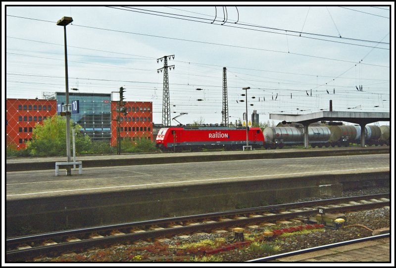 189 082 rollt am 13.04.2007 mit einem Gterzug Richtung Ruhrgebiet. Aufgenommen in Hamm (Westf).