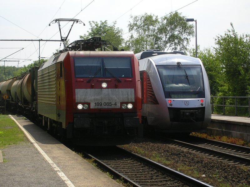 189 085-4 mit Kesselzug nach Oberhausen,trifft ABELLIO Lint,
RB 46 von Gelsenkirchen Hbf. nach Bochum Hbf. in BO Nokia(24.05.2008)