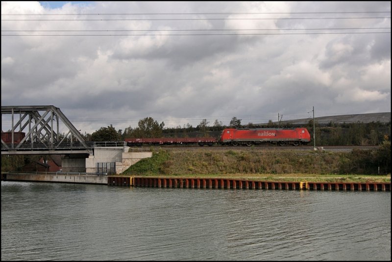 189 085 (9180 6189 085-4 D-DB) hat soeben mit ihrem Gterzug den Datteln-Hamm-Kanal berquert. (02.10.2008)
