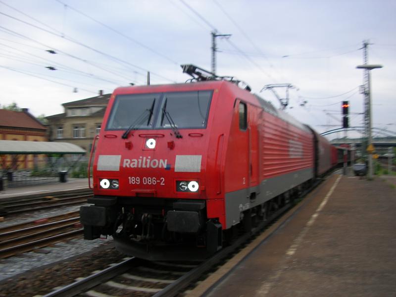 189-086 durchfhrt mit einem gemischten Gterzug den Bahnhof Mhlacker in Richtuung Stuttgart. 31.5.06