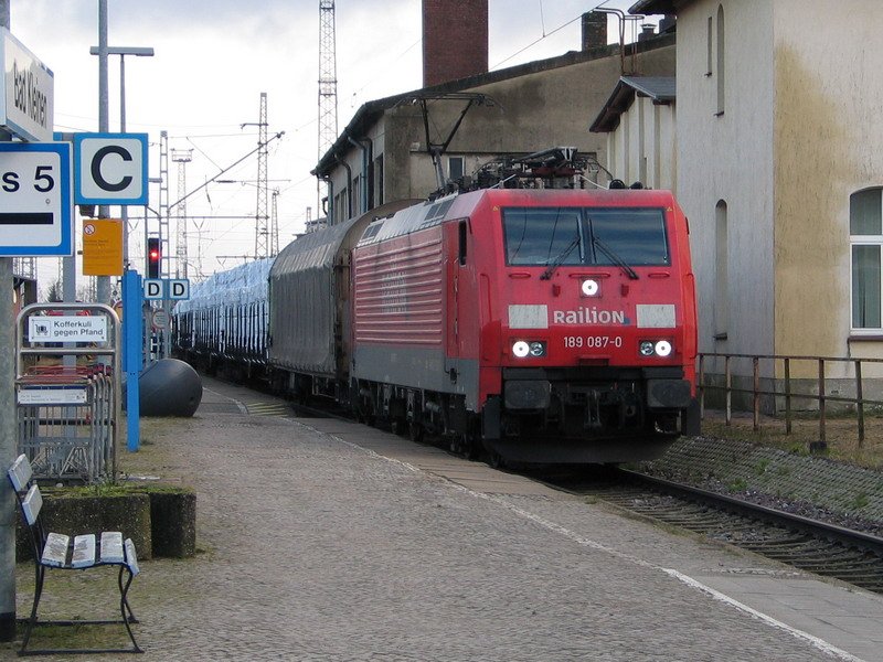 189 087 Railion mit Gterzug durchfhrt Bad Kleinen am Bahnsteig 3 Richtung Schwerin. 02/2007