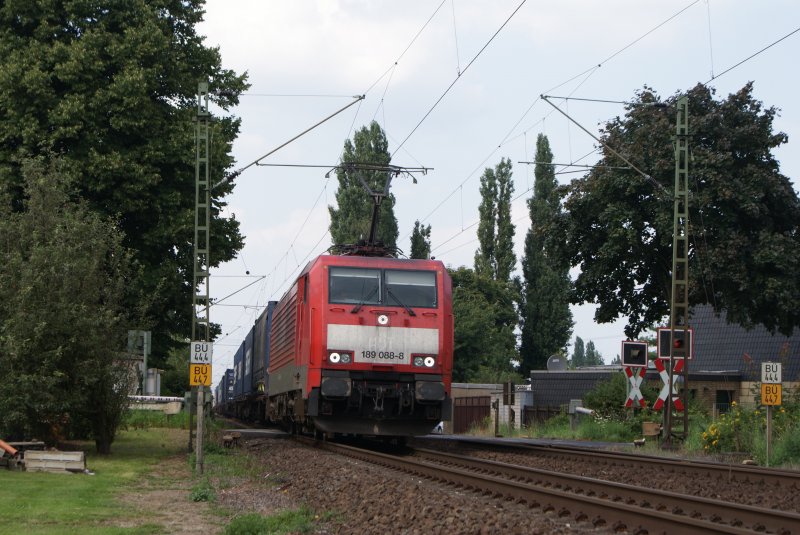 189 088-8 mit Containerzug in Krefeld am Km 44,4 am 25.07.2008