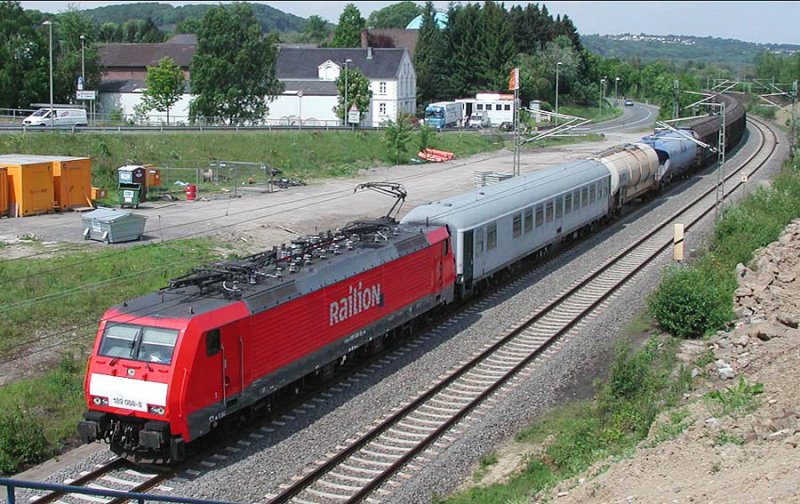 189 088 kurz vor der Einfahrt nach Hagen-Vorhalle.
Diese Baureihe ist mit 4 Stromabnehmern ausgerstet.
Damit sind Langlufe, ber verschiedene Staatsgrenzen ohne Lokwechsel mglich.
Aufn. Mai 2009