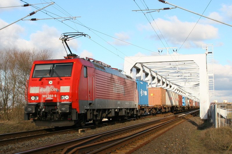 189 088 Railion fhrt ber die Elbbrcke hinter Wittenberge. 01/2007