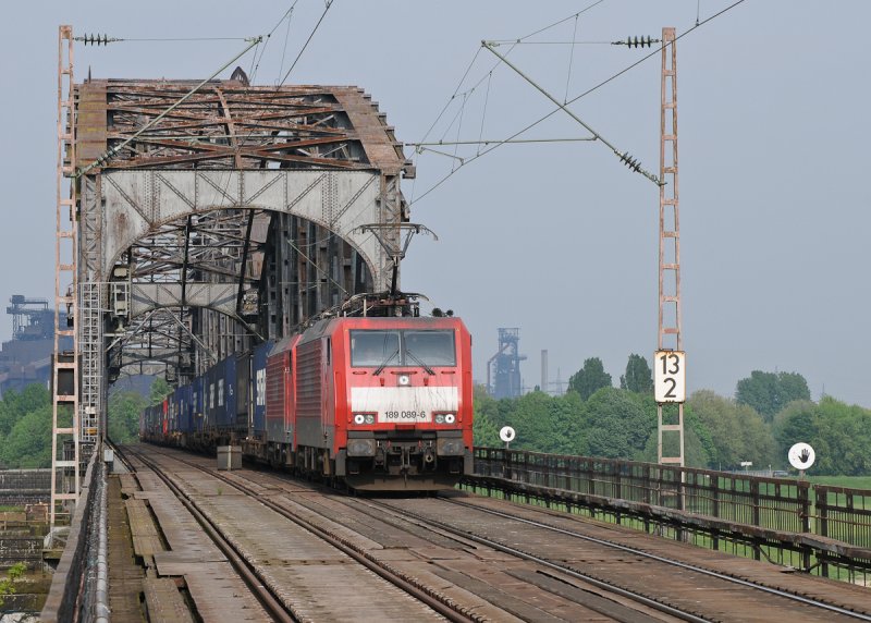 189 089 kommt mit einem Containerzug ber die Rheinbrcke bei Duisburg-Baerl. 29.04.2009