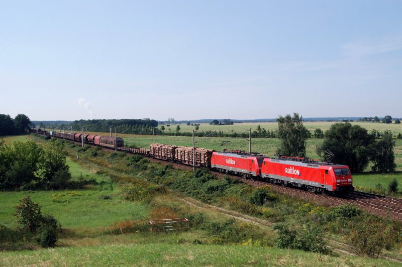 189 090 und 189 080 mit einem gemischten Gterzug bei Zschortau (04.08.2007)