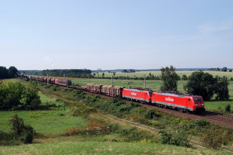 189 090 und 189 080 mit einem gemischten Gterzug bei Zschortau (04.08.2007)