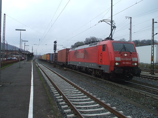 189 090-4 mit Containerzug am 07.04.2007 in Kreiensen.