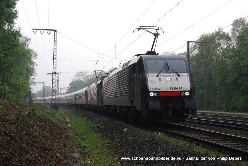 189 092 (ES 64 F4) fhrt am 17. April 2009 um 9:48 Uhr in doppeltraktion mit dem City Nightline durch den nebligen und trben Morgen in Duisburg Neudorf