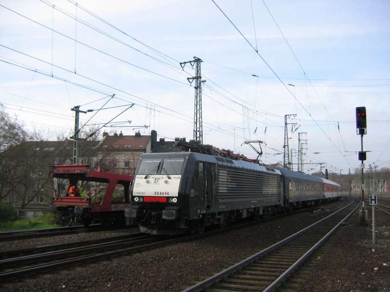 189 092 mit dem CNL 300 bei der Einfahrt im Dsseldorfer Hbf am 20.04.2008