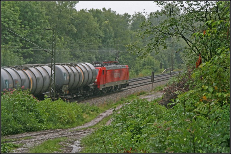 189 092 der Mitsui Rail Capital Europe B.V fhrt mit einem Tankzug Richtung Kufstein. 189er auf der KBS 950/951 sind nicht tglich zu beobachten. (02.07.07)