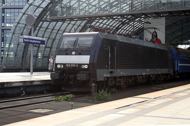 189 095-3 vor dem Schnellzug nach Moskva. 
Sie war neben der Ameropa-Lok das zweite Highlight des Tages im Berliner Hauptbahnhof.
(24.08.2007)