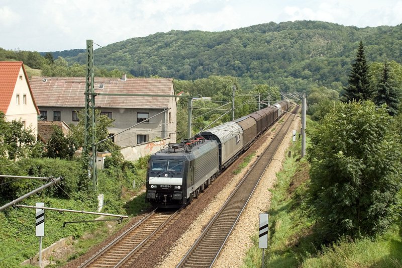 189 095 fhrt am 22.7.2007 mit einem Gterzug von Bad Ksen Richtung Saaleck.