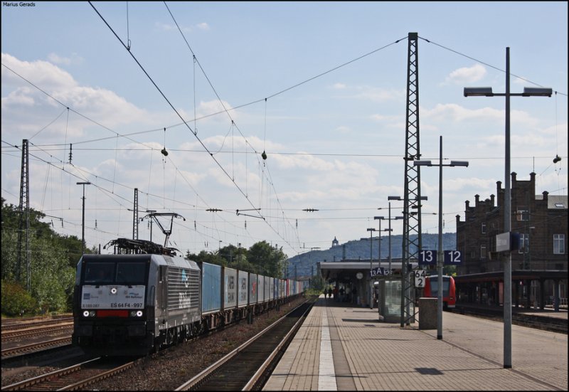 189 097 mit einem Gterzug Richtung Hannover bei der Durchfahrt von Minden 31.7.2009