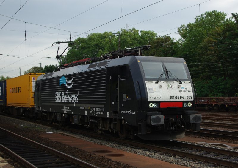 189 098-7 ( ES 64 F4-998) der ERS Railways mit einem Containerzug druch Kln West. Aufgenommen am 02.09.2009.
