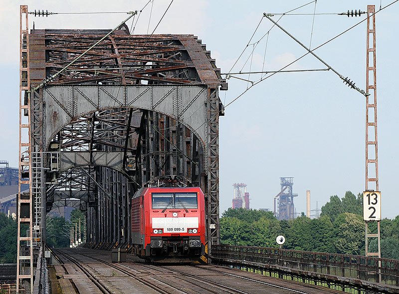 189 099 berquert den Rhein bei Duisburg Baerl.25.07.2008