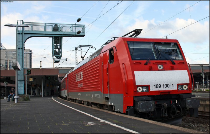 189 100 mit dem CNL 420/40400 nach Dortmund ber Essen bei der Ausfahrt in Dsseldorf Hbf 30.7.2009