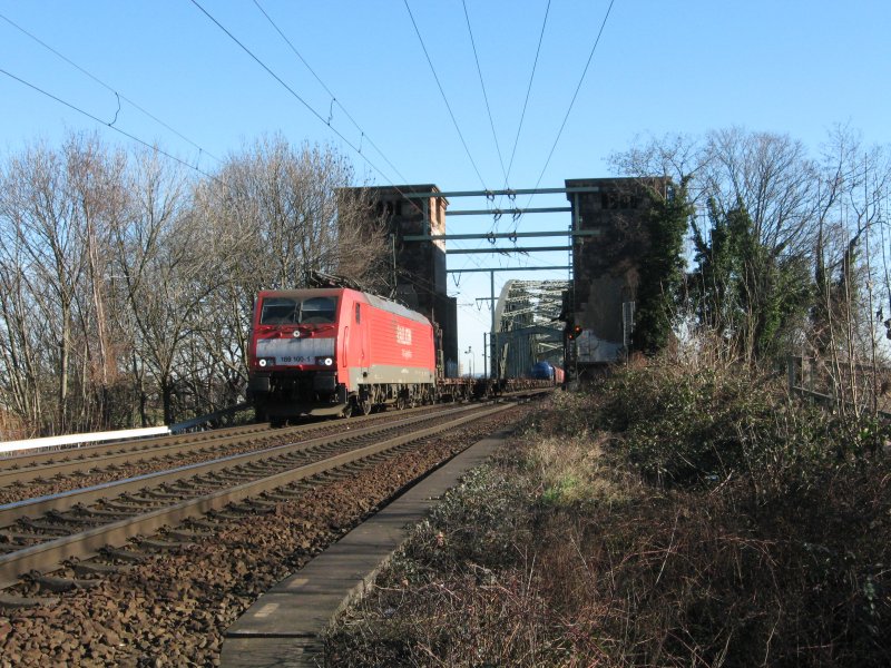 189 100 zieht am 09.02.2008 eine gemischten Gterzug auf der Klner Sdbrcke.