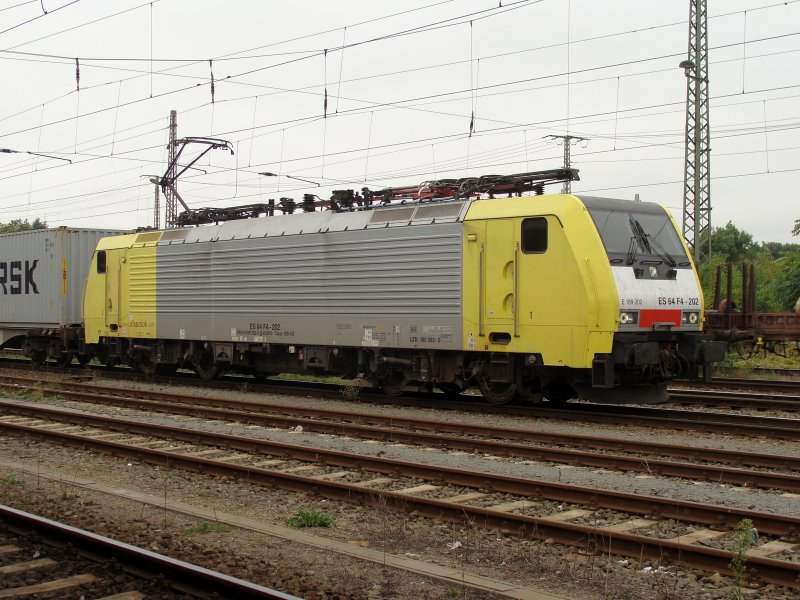 189 202-5 mit einem Containerzug in Magdeburg Hbf. Fotografiert am 16.09.2009 von Gleis 8.