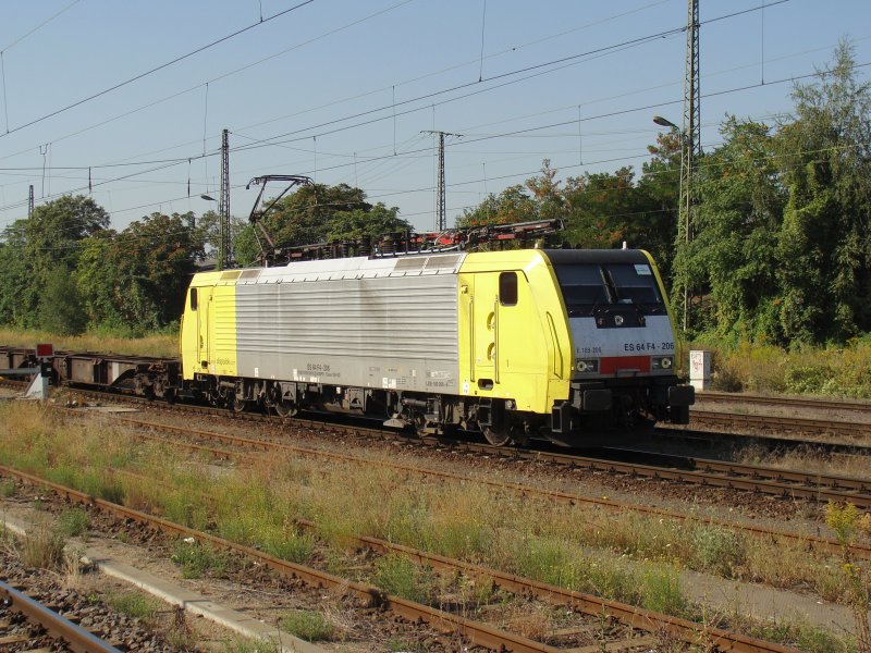 189 206-6 (ES 64 F4-206) mit einem fast leeren Containerzug in Magdeburg Hbf. Sie fhrt im Moment fr ERS Railways, in der Frontscheibe klebt ein Zettel mit dem Firmenlogo. Fotografiert am 19.08.2009 von Gleis 8.