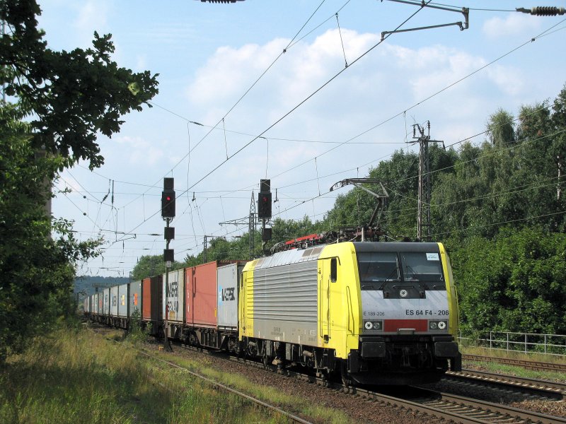 189 206 (Dispolok im Einsatz fr ERS Railways) mit Containern am 17.08 durch Saarmund.