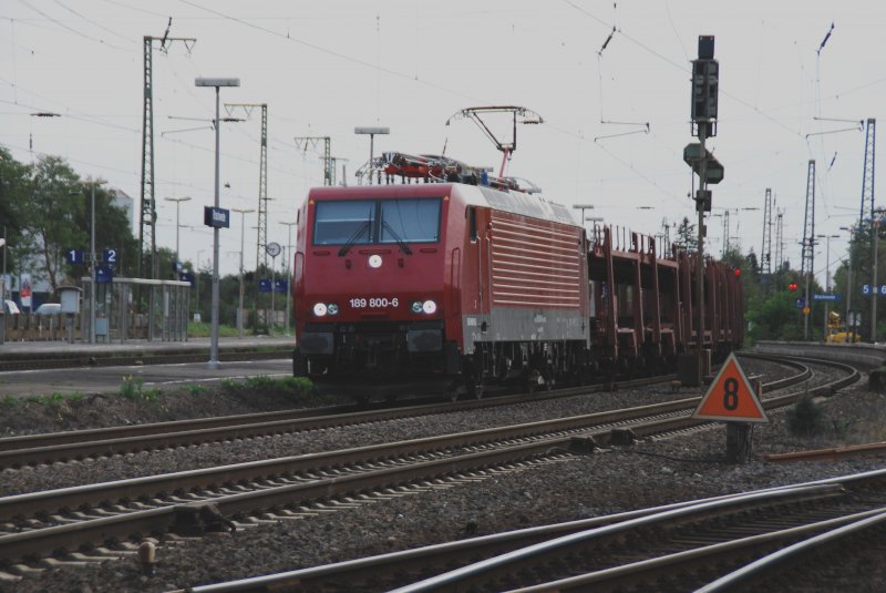189 800-6 hier einmal in Diensten der Automobil-Industrie. Die schicke weinrote Lok der Muldenthal-Eisenbahnverkehrsgesellschaft (MTEG) zieht hier den tglichen  Skoda-Autozug  leer zurck ins Werk um Nachschub zu holen. Sehr hufig sieht man vor diesem Zug den schnen alten  Holzroller  142 001-7. Kommend aus Hamm/Ruhrgebiet wartet man hier in Bielefeld-Brackwede um die Fahrt weiter in Richtung Bielefeld HBf fortzusetzen. Am Abend des 10.09.2009.