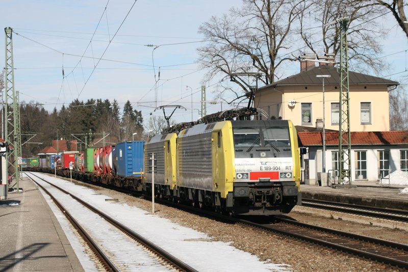 189 904 + 931 mit einem KLV Zug am 28.02.2009 in Aling.
