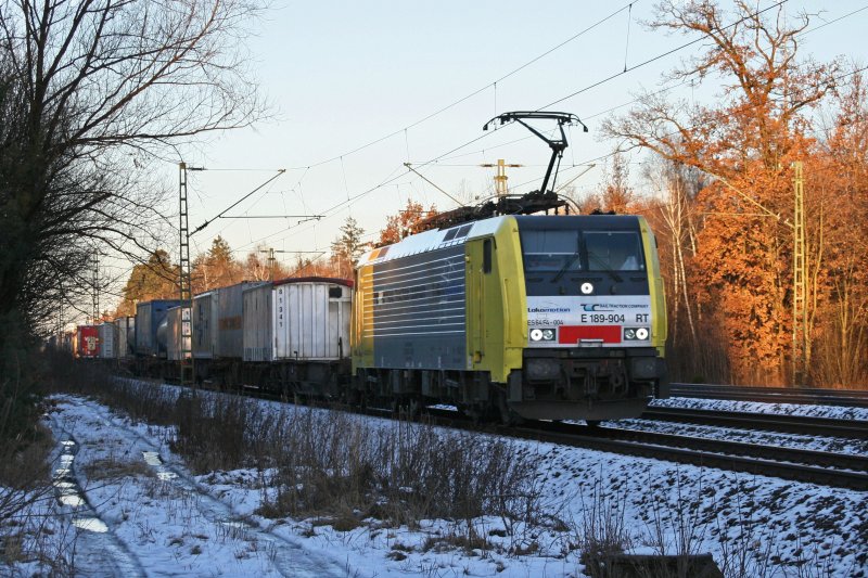 189 904 mit einem KLV Zug am 24.01.2009 in Haar (bei Mnchen).