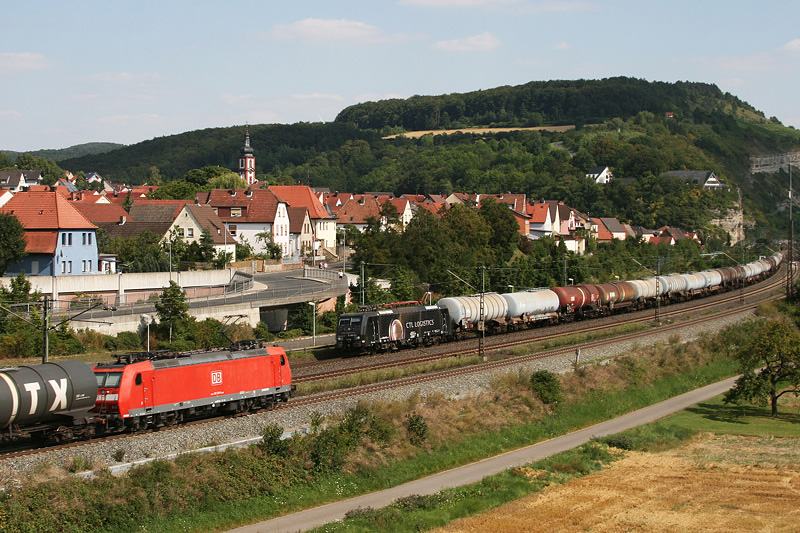 189 911 von CTL Logistik und eine DB 185 begegnen sich am 05.08.2009 im Maintal bei Retzbach-Zellingen.
