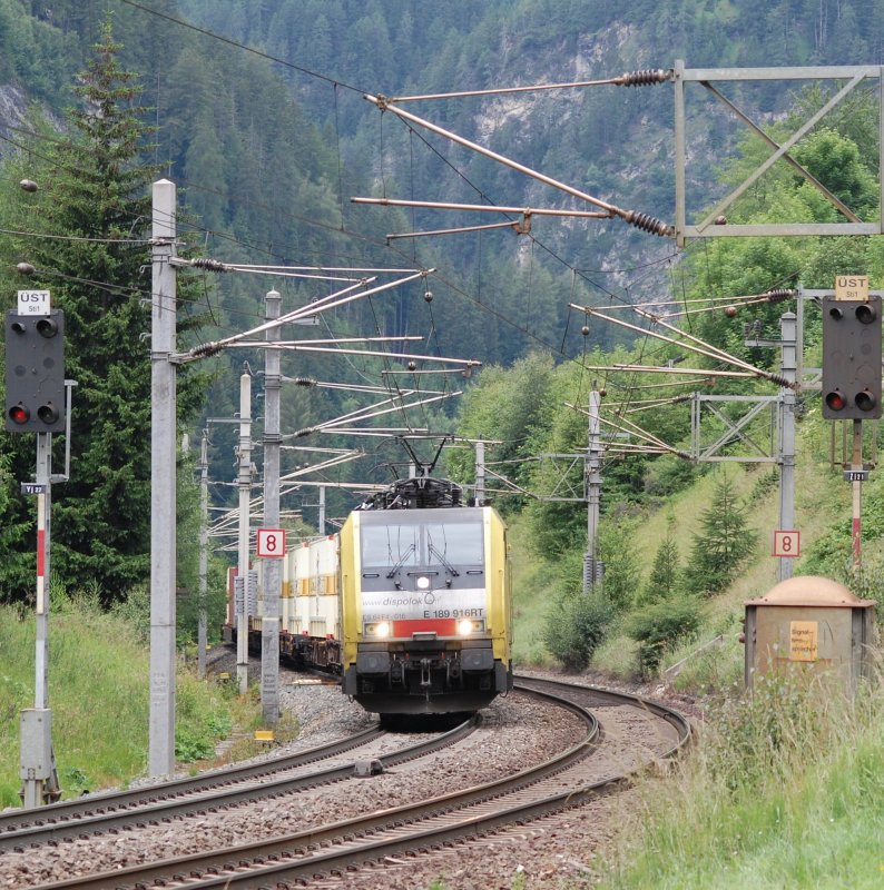 189 916 und eine weitere Dispolok ziehen einen Gterzug mit grter Anstrengung den Brenner hinauf und werden gleich die Schleife von St.Jodok durchfahren. 27.6.2009 