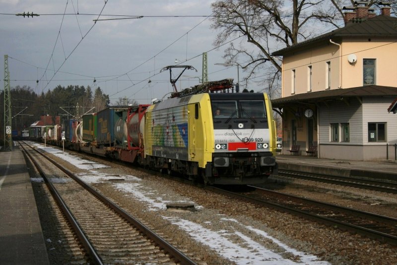 189 920 mit einem KLV Zug am 29.11.2008 in Aling.
