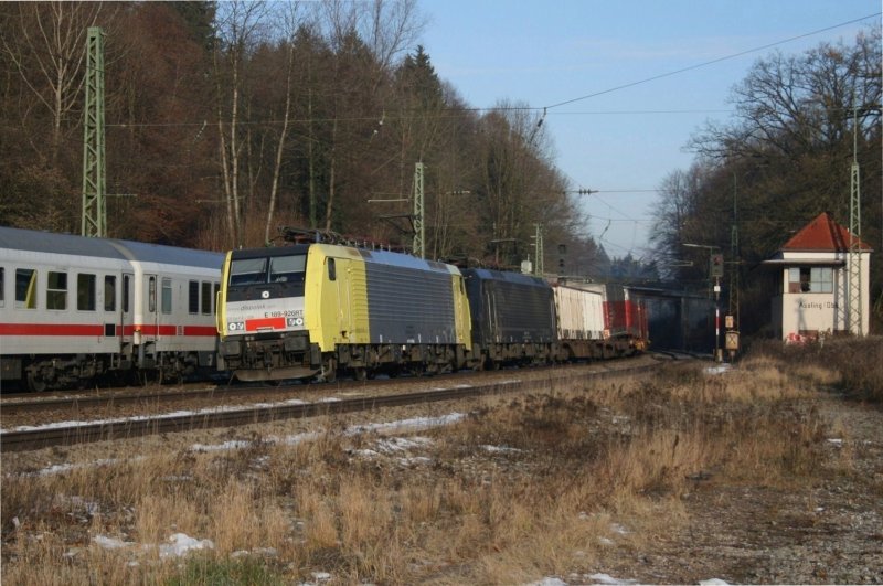 189 926 und 189 910 mit einem Lokomotion G�terzug am 29.11.2008 in A�ling.