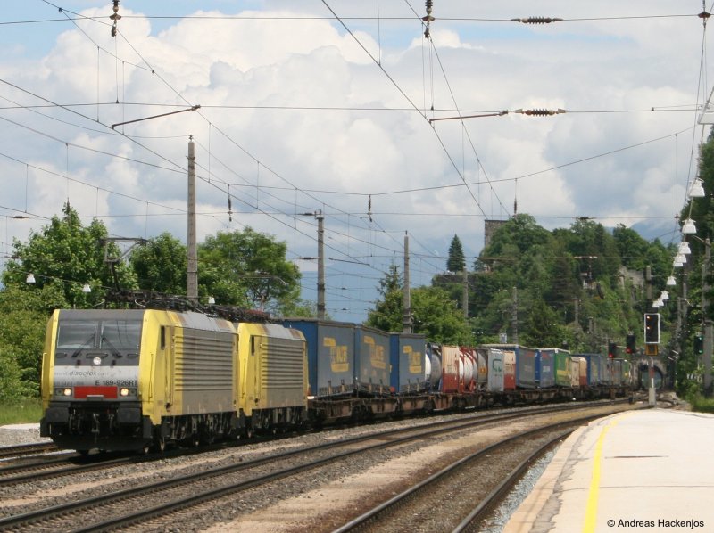 189 926-9 , 908-7 und ES 64 U2 037 (Zugschluss) mit einem Containerzug gen insnbruck bei der Durchfahrt Brixlegg am 23.5.08
