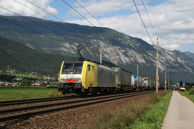 189 927 mit einem KLV Zug am 19.09.2009 bei Schwaz.