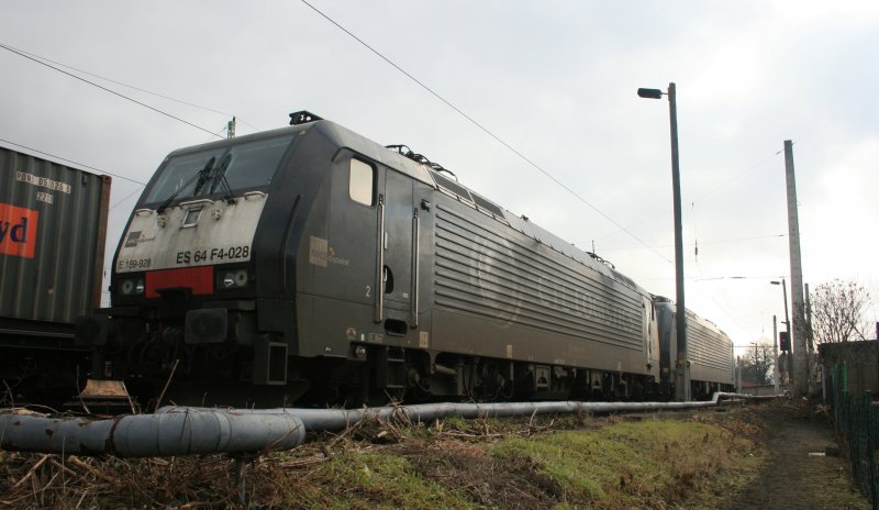 189 928-5 und 189 911-1 am 08.02.2009 im DB Bahnhof Guben